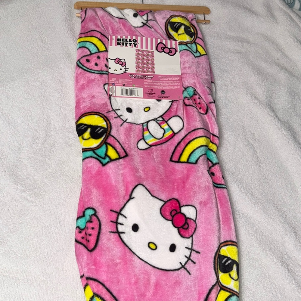 HELLO KITTY THROW
